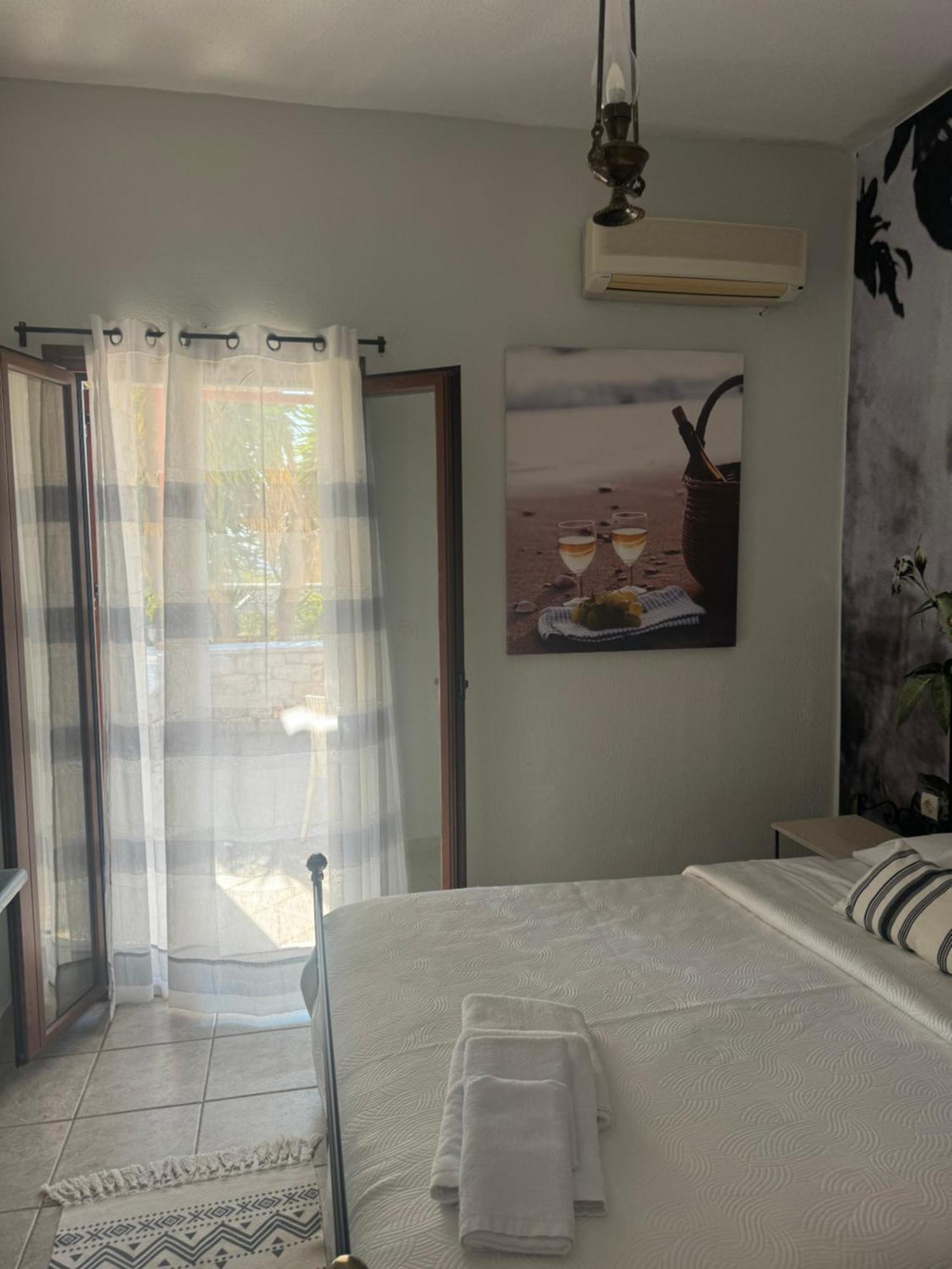 Néon Oítilon Lithos By The Sea Bed & Breakfast エクステリア 写真